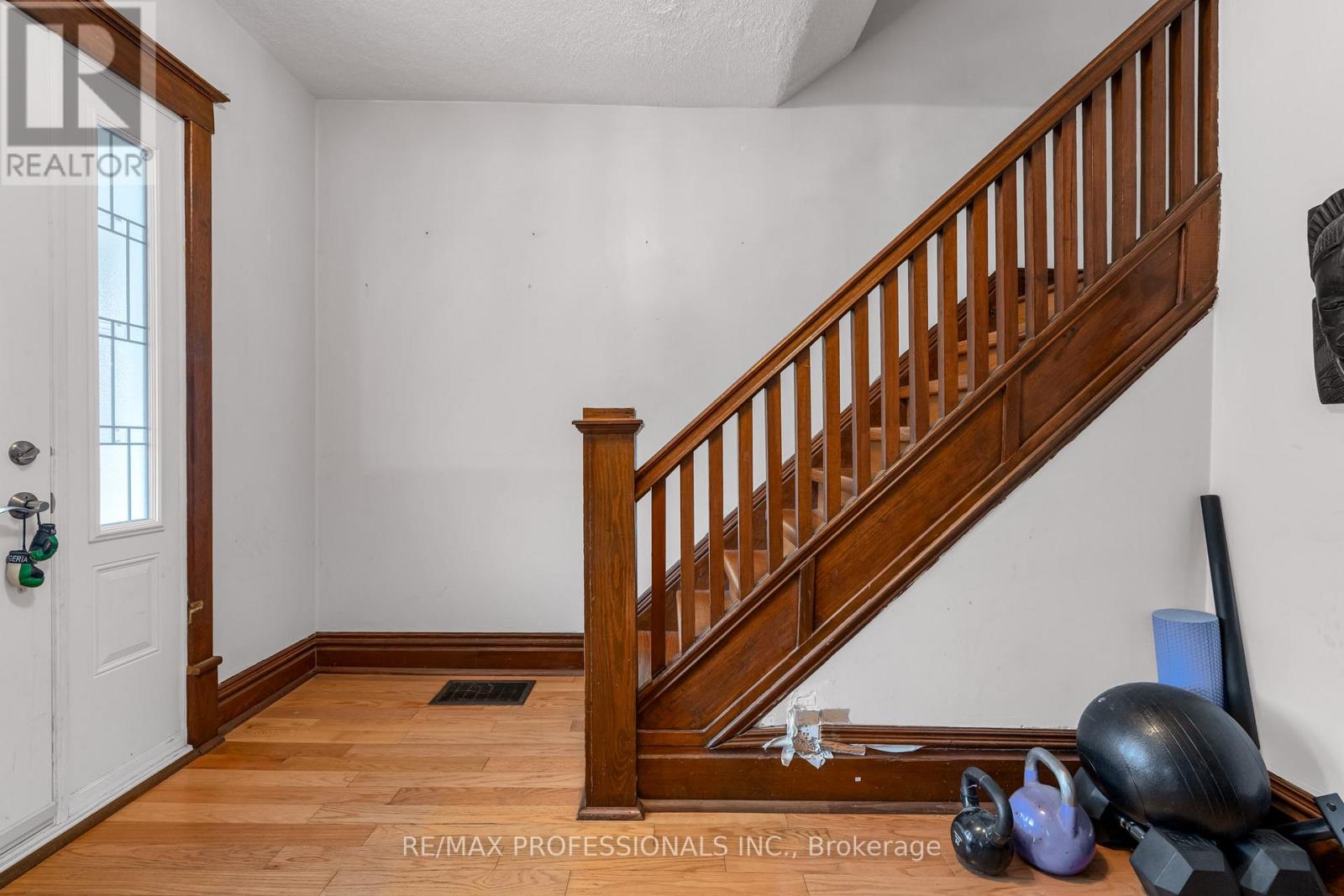 Main - 19 Barnesdale Avenue S, Hamilton, Ontario  L8M 2V1 - Photo 3 - X12525382