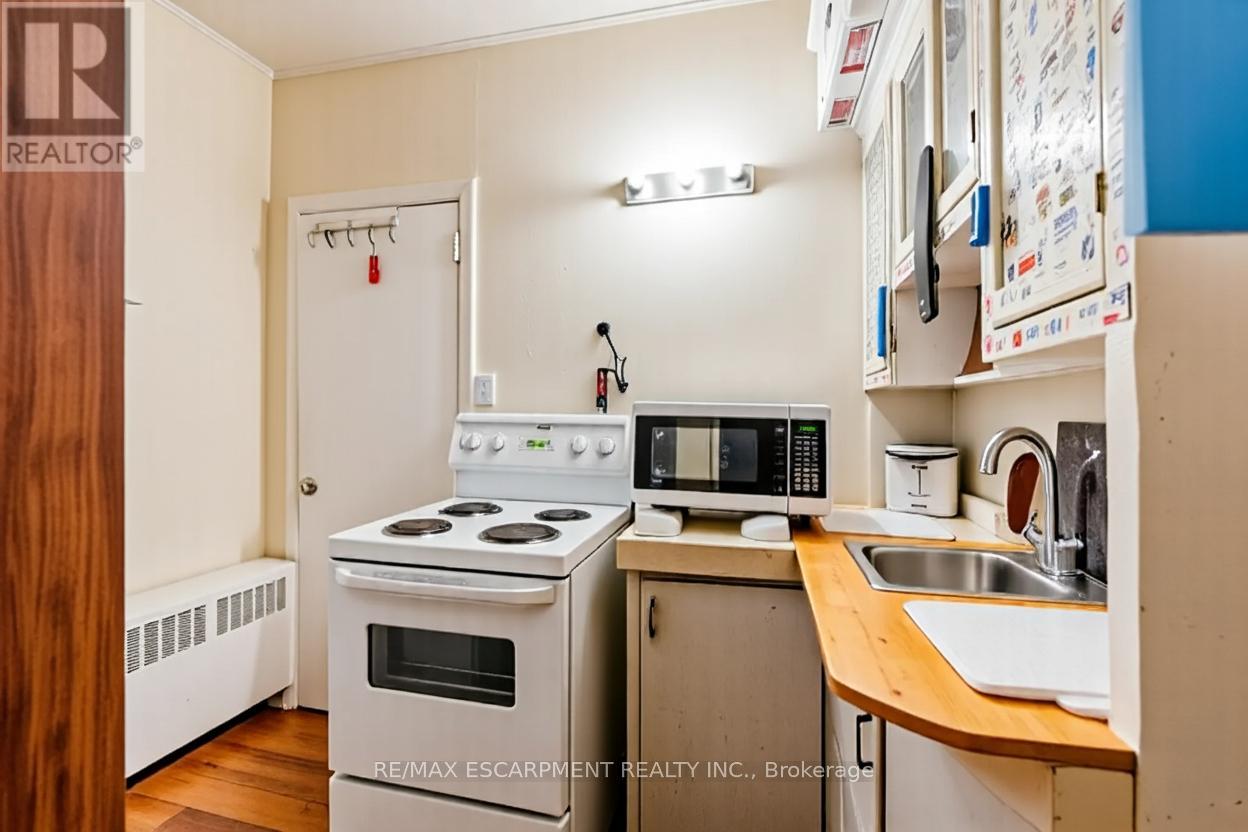 172 Markland Street, Hamilton, Ontario  L8P 2K5 - Photo 6 - X12525466