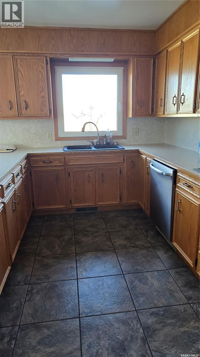 602 Boscurvis Avenue, Oxbow, Saskatchewan  S0C 2B0 - Photo 11 - SK023642