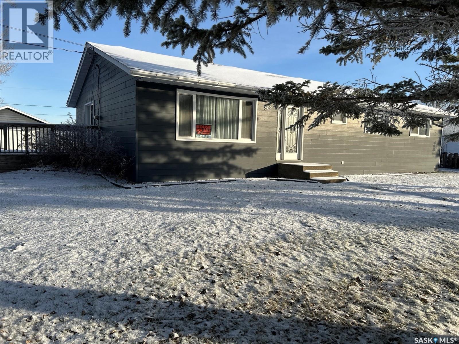 602 Boscurvis Avenue, Oxbow, Saskatchewan  S0C 2B0 - Photo 2 - SK023642