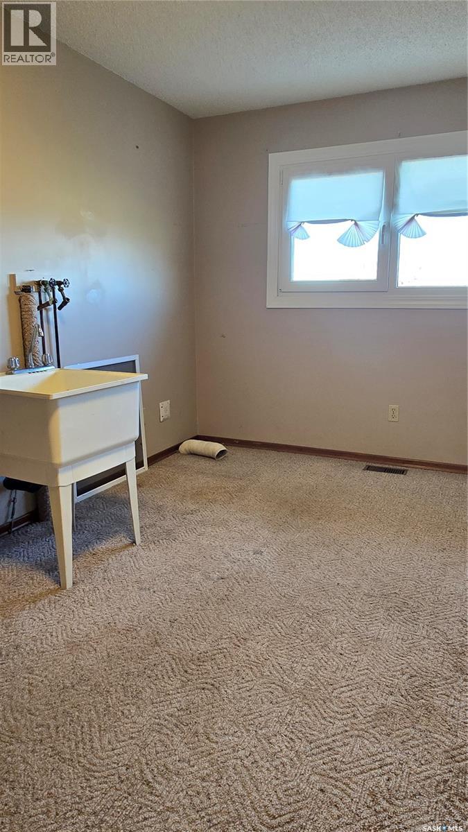 602 Boscurvis Avenue, Oxbow, Saskatchewan  S0C 2B0 - Photo 16 - SK023642