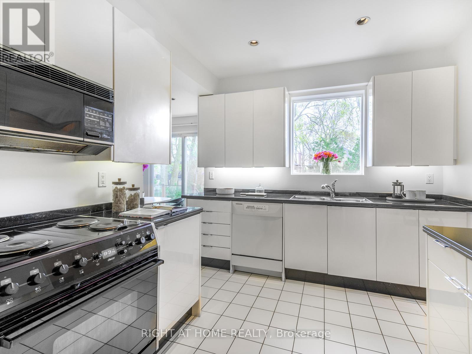 192 Old Forest Hill Road, Toronto, Ontario  M6C 2G9 - Photo 10 - C12527458