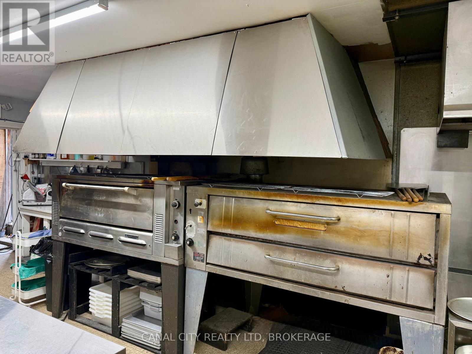 32 Front Street N, Thorold, Ontario  L2V 1X5 - Photo 6 - X12522506