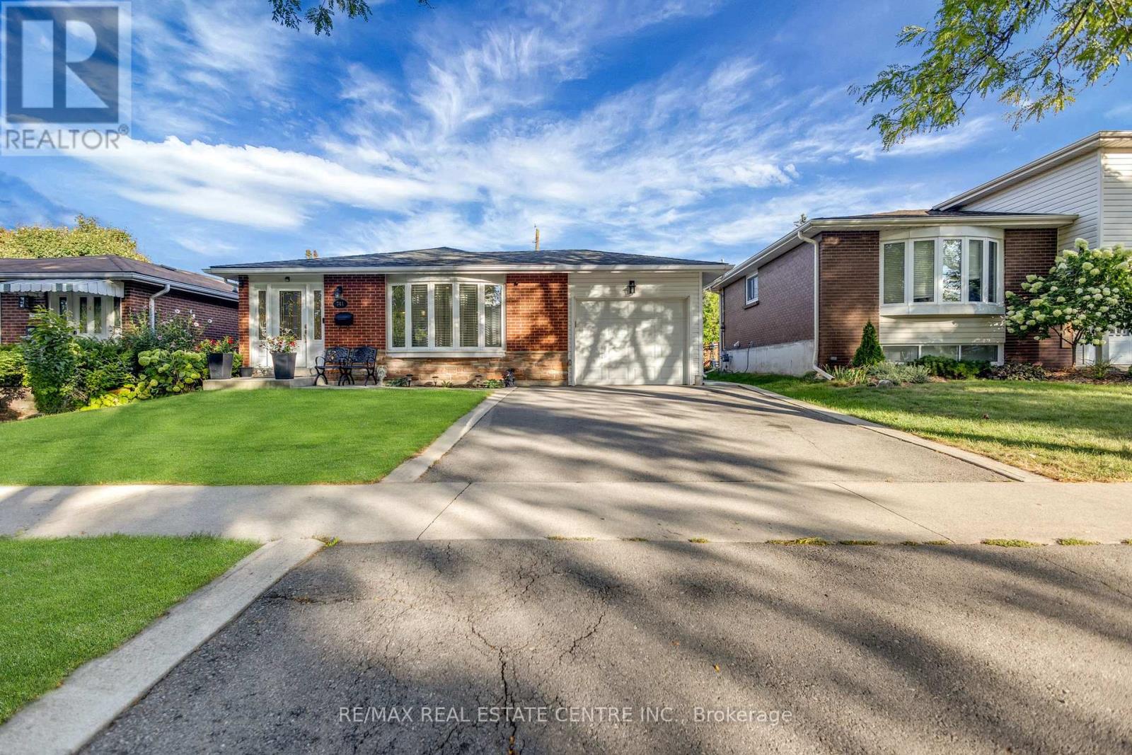 741 Mullin Way, Burlington, Ontario  L7L 4J8 - Photo 3 - W12527432