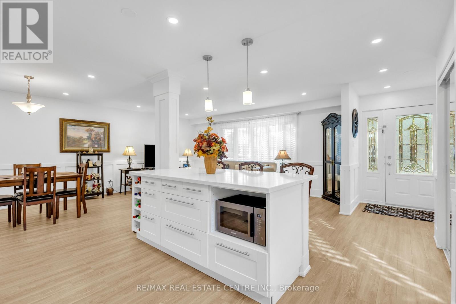 741 Mullin Way, Burlington, Ontario  L7L 4J8 - Photo 9 - W12527432