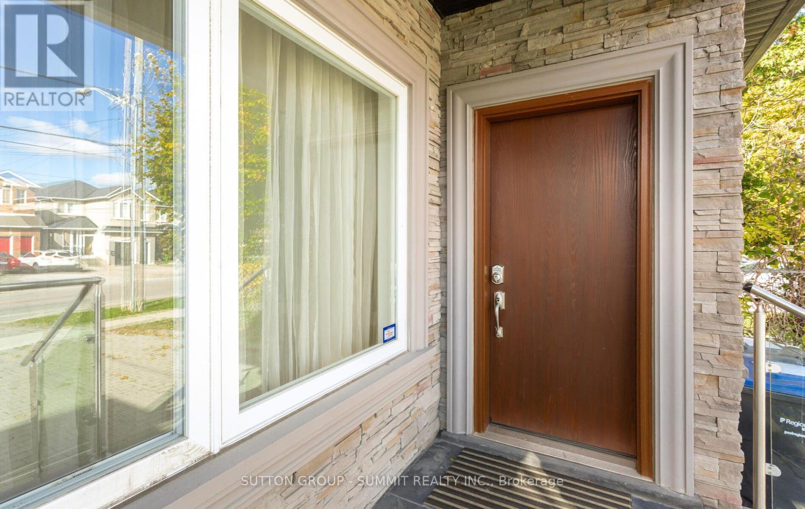 1050 Caven Street, Mississauga, Ontario  L5G 4J4 - Photo 2 - W12527466