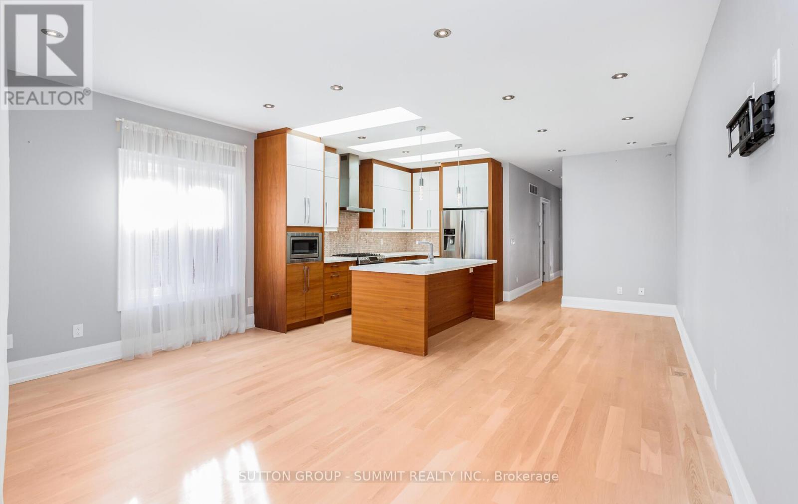 1050 Caven Street, Mississauga, Ontario  L5G 4J4 - Photo 5 - W12527466