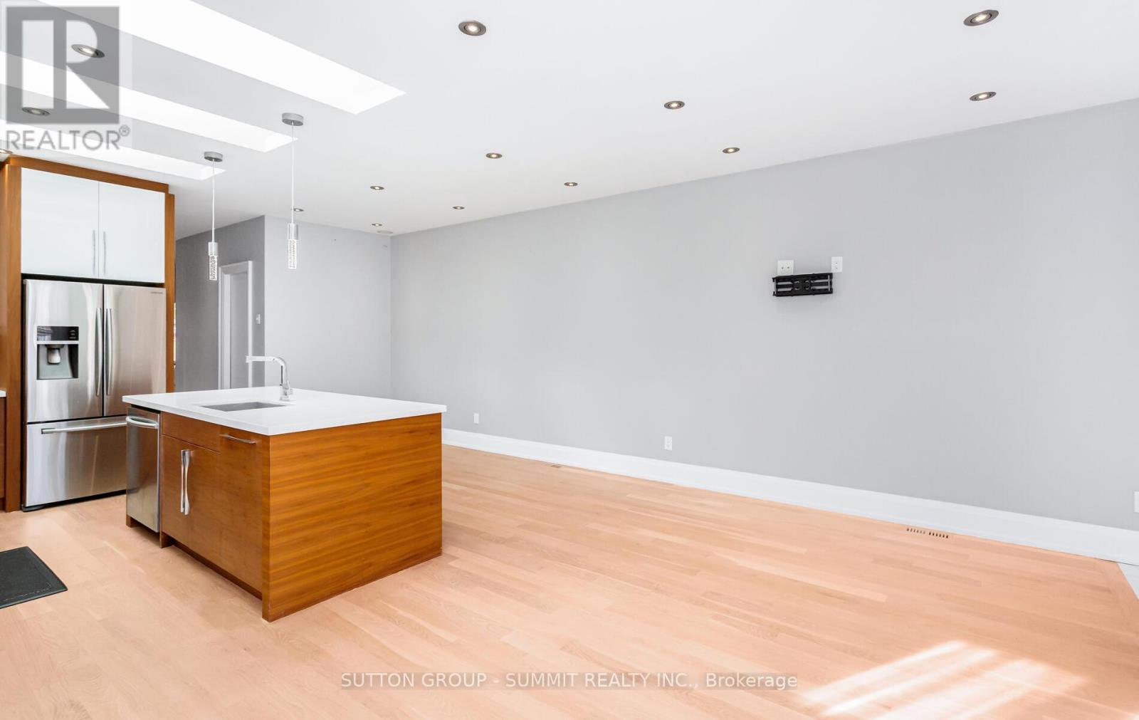 1050 Caven Street, Mississauga, Ontario  L5G 4J4 - Photo 6 - W12527466