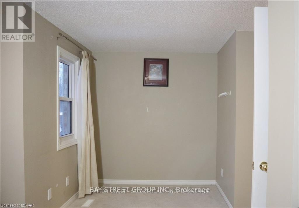 135 Walmer Gardens, London North, Ontario  N6G 4H2 - Photo 14 - X12527438