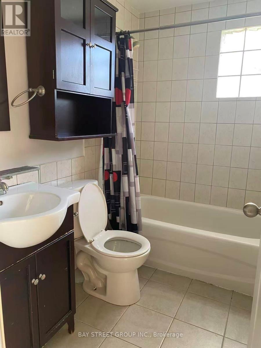 135 Walmer Gardens, London North, Ontario  N6G 4H2 - Photo 17 - X12527438