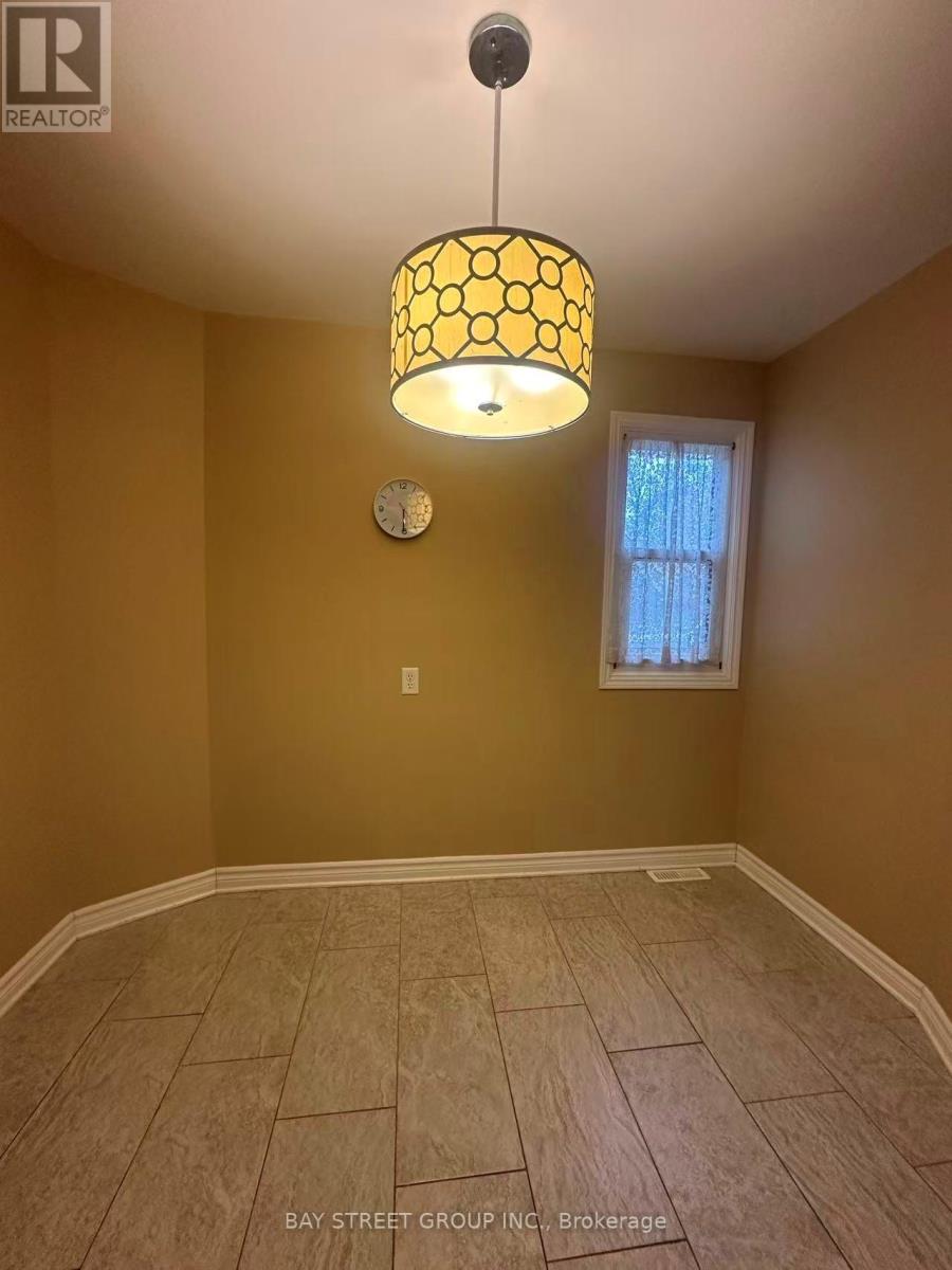 135 Walmer Gardens, London North, Ontario  N6G 4H2 - Photo 3 - X12527438