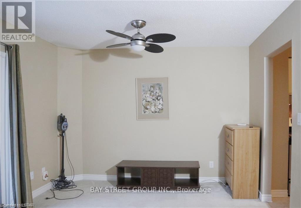 135 Walmer Gardens, London North, Ontario  N6G 4H2 - Photo 8 - X12527438