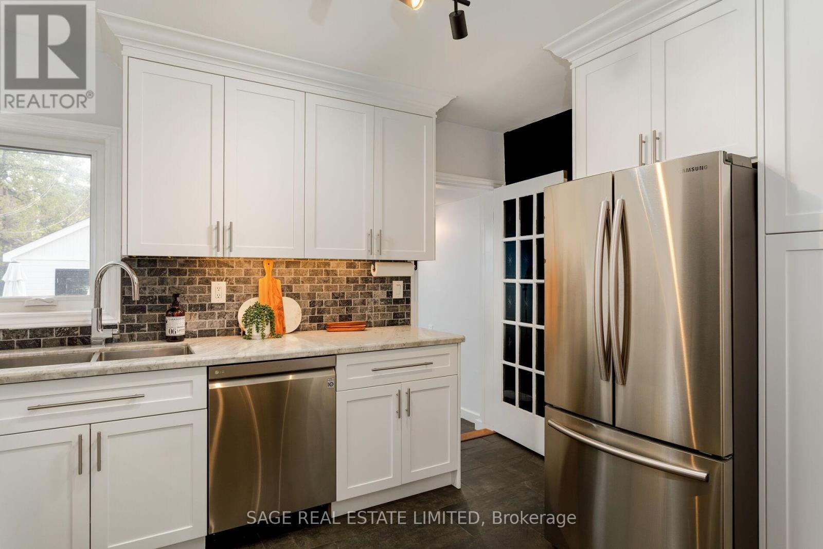 573 Sammon Avenue, Toronto, Ontario  M4C 2E1 - Photo 13 - E12527500