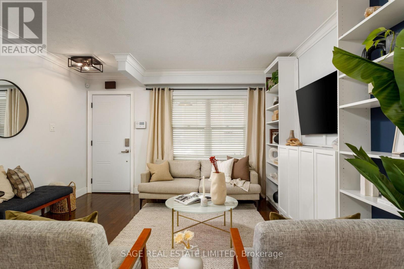 573 Sammon Avenue, Toronto, Ontario  M4C 2E1 - Photo 4 - E12527500