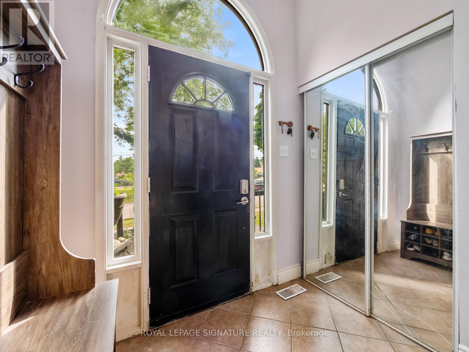 1558 Litchfield Road, Oakville, Ontario  L6H 5P3 - Photo 3 - W12453553