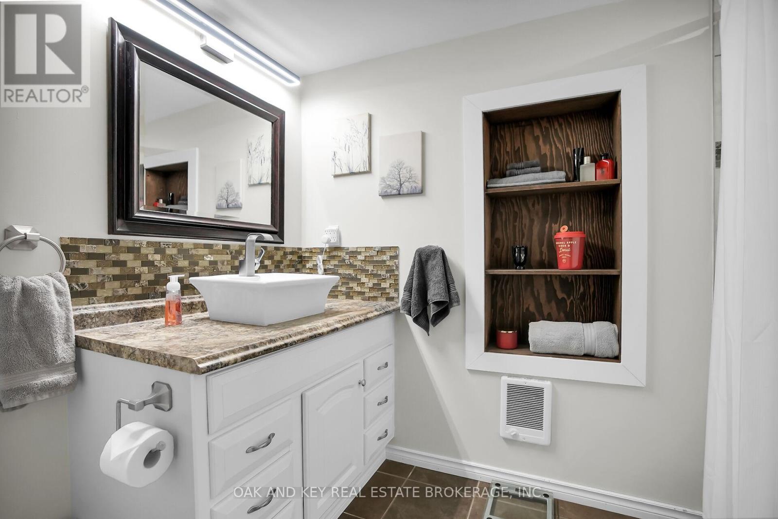 15 Arthur Street, Lambton Shores, Ontario  N0N 1J0 - Photo 11 - X12527610