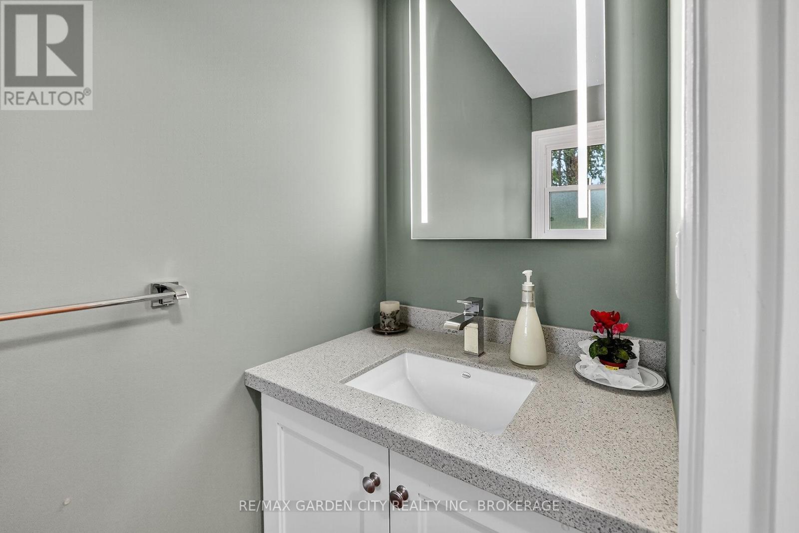 39 Orchard Parkway, Grimsby, Ontario  L3M 3B1 - Photo 18 - X12527642