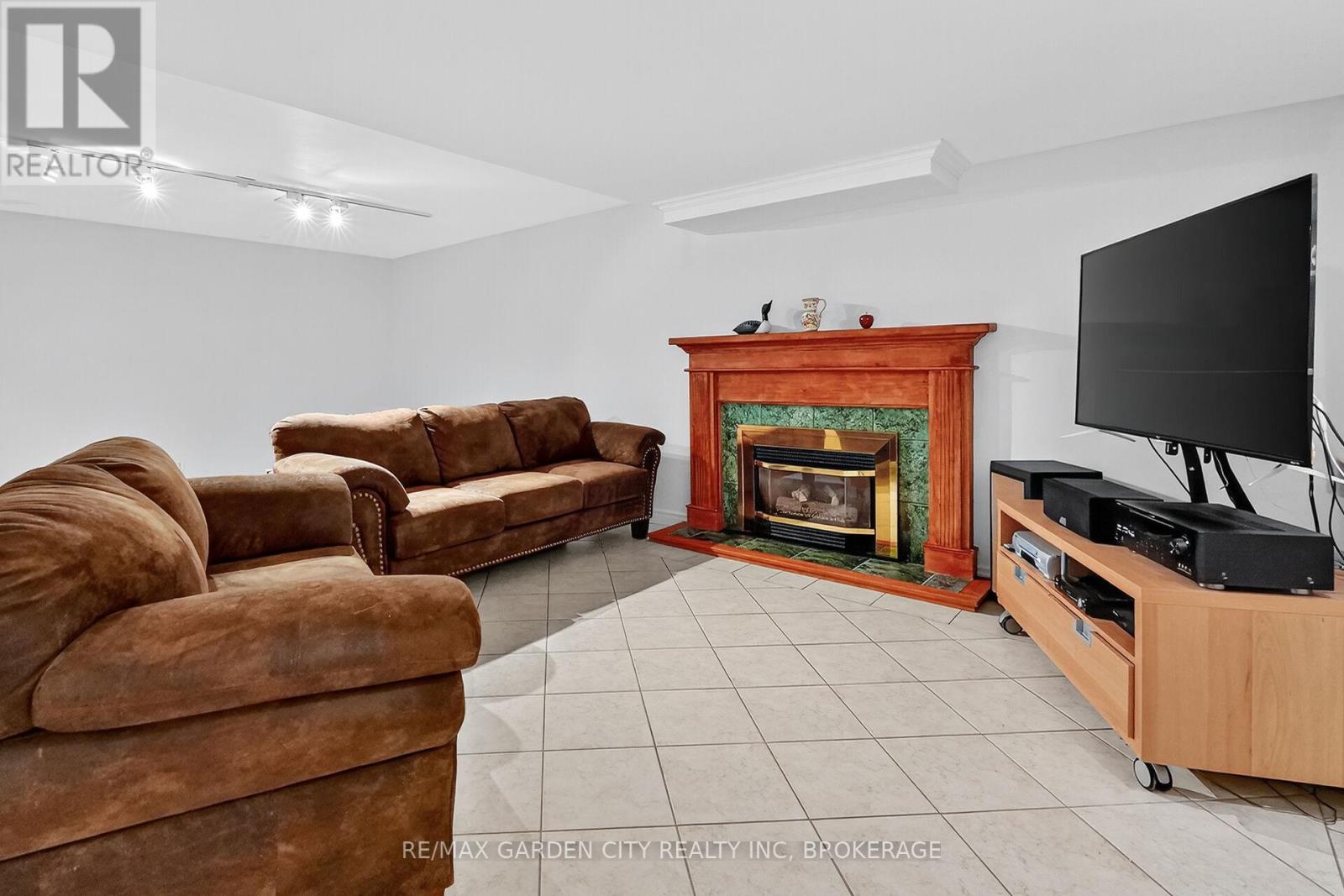 39 Orchard Parkway, Grimsby, Ontario  L3M 3B1 - Photo 32 - X12527642