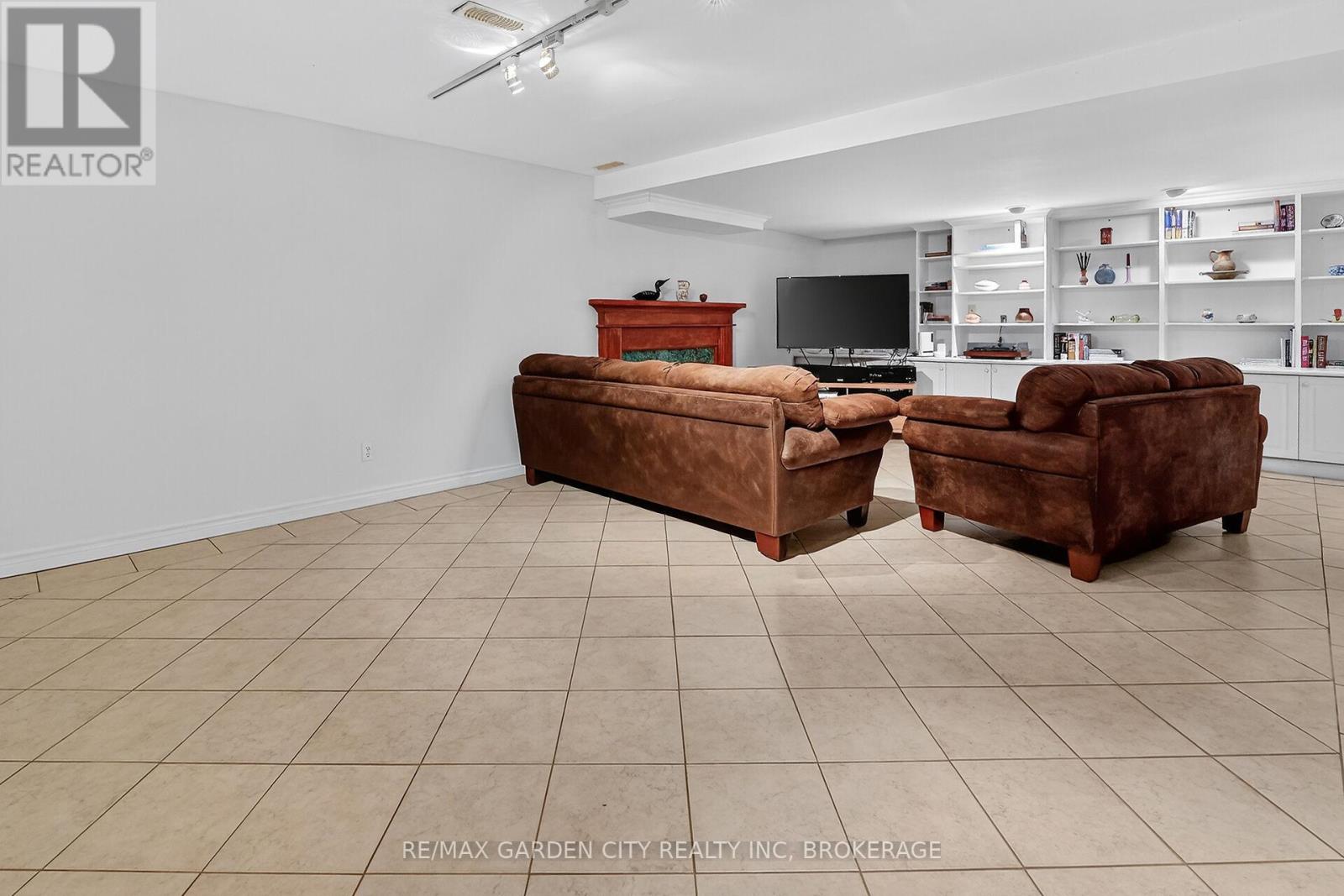 39 Orchard Parkway, Grimsby, Ontario  L3M 3B1 - Photo 36 - X12527642