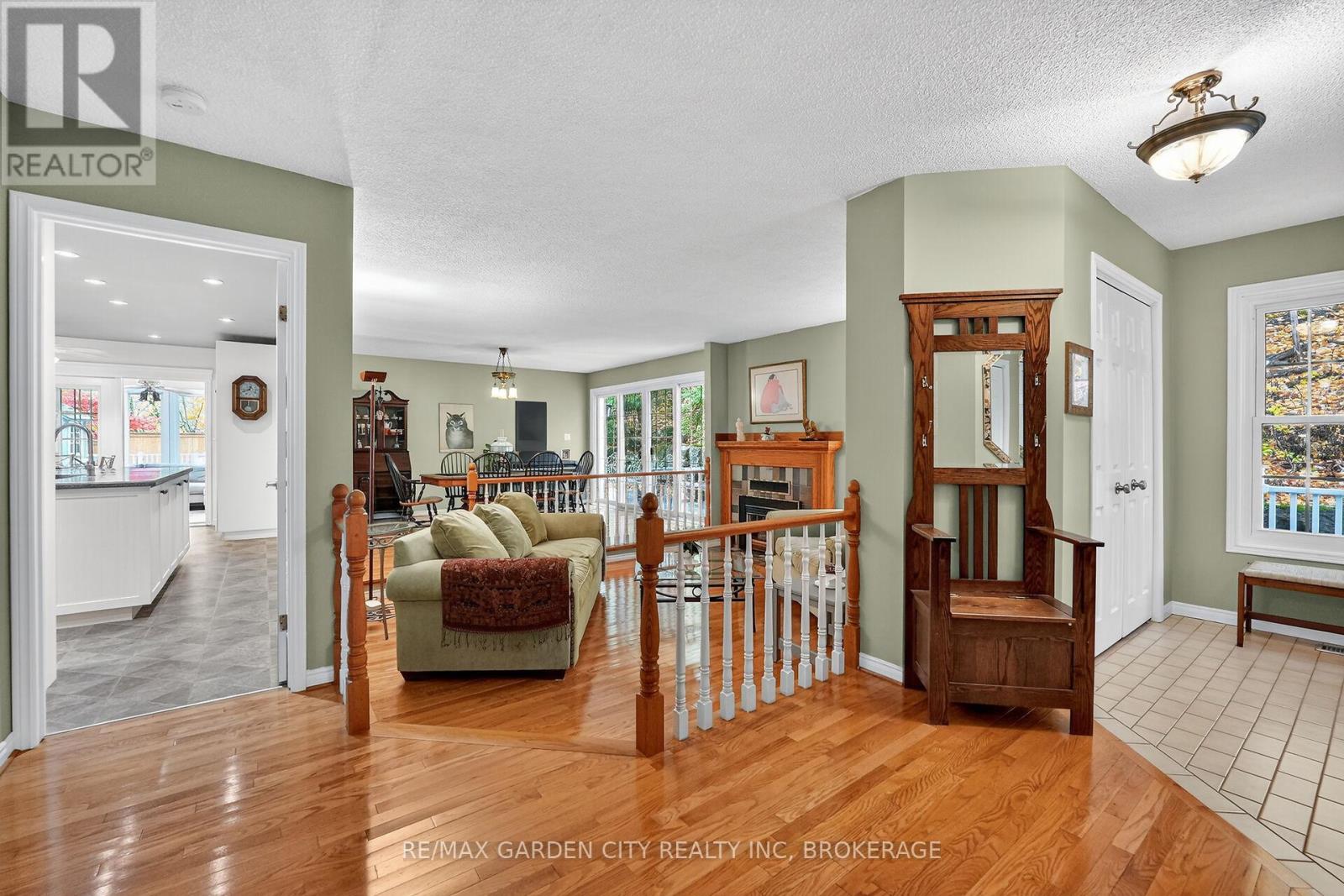 39 Orchard Parkway, Grimsby, Ontario  L3M 3B1 - Photo 5 - X12527642