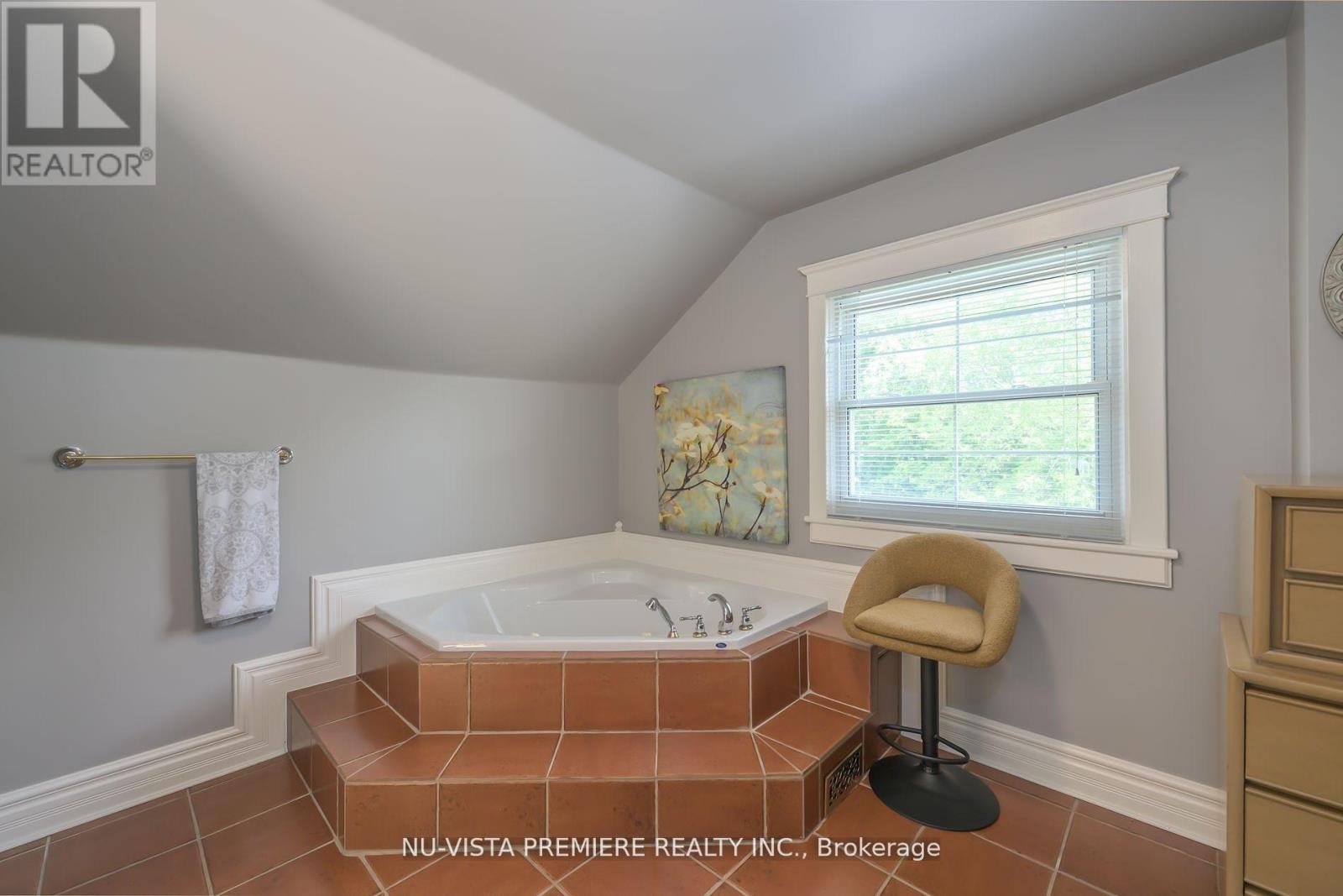 Photo 33 of 50 for 146 Commissioners Road E