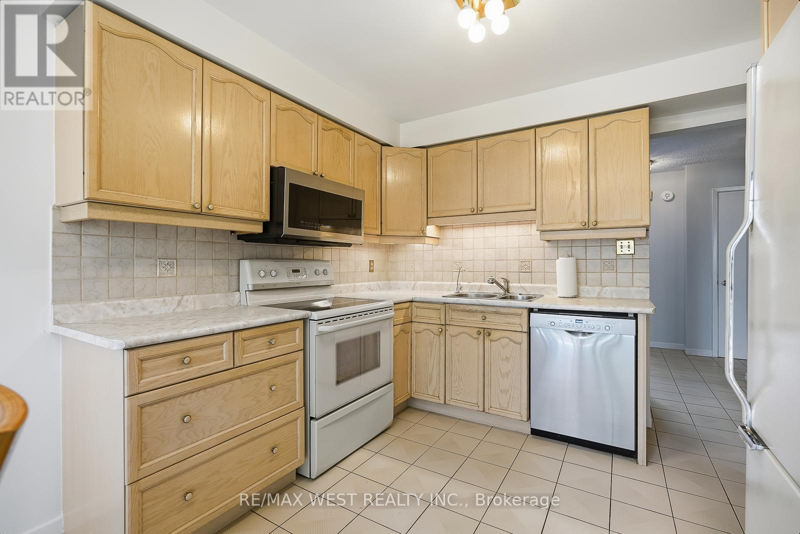 12 Lippincott Court, Richmond Hill, Ontario  L4C 7M5 - Photo 16 - N12527604