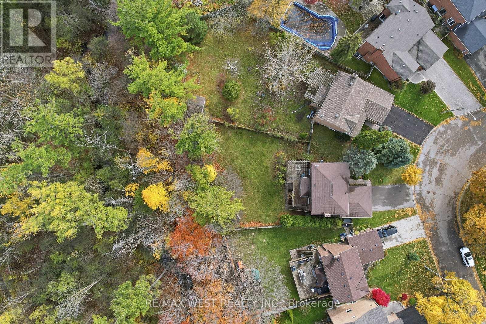 12 Lippincott Court, Richmond Hill, Ontario  L4C 7M5 - Photo 3 - N12527604