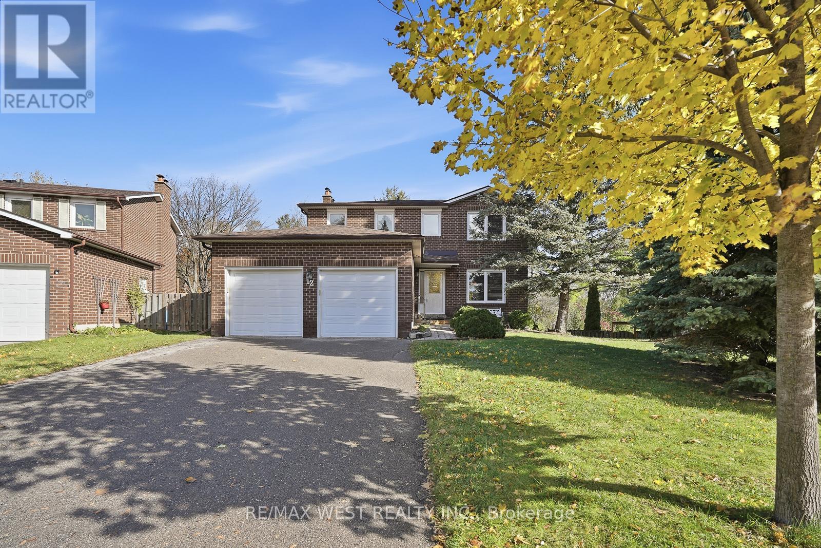 12 Lippincott Court, Richmond Hill, Ontario  L4C 7M5 - Photo 4 - N12527604
