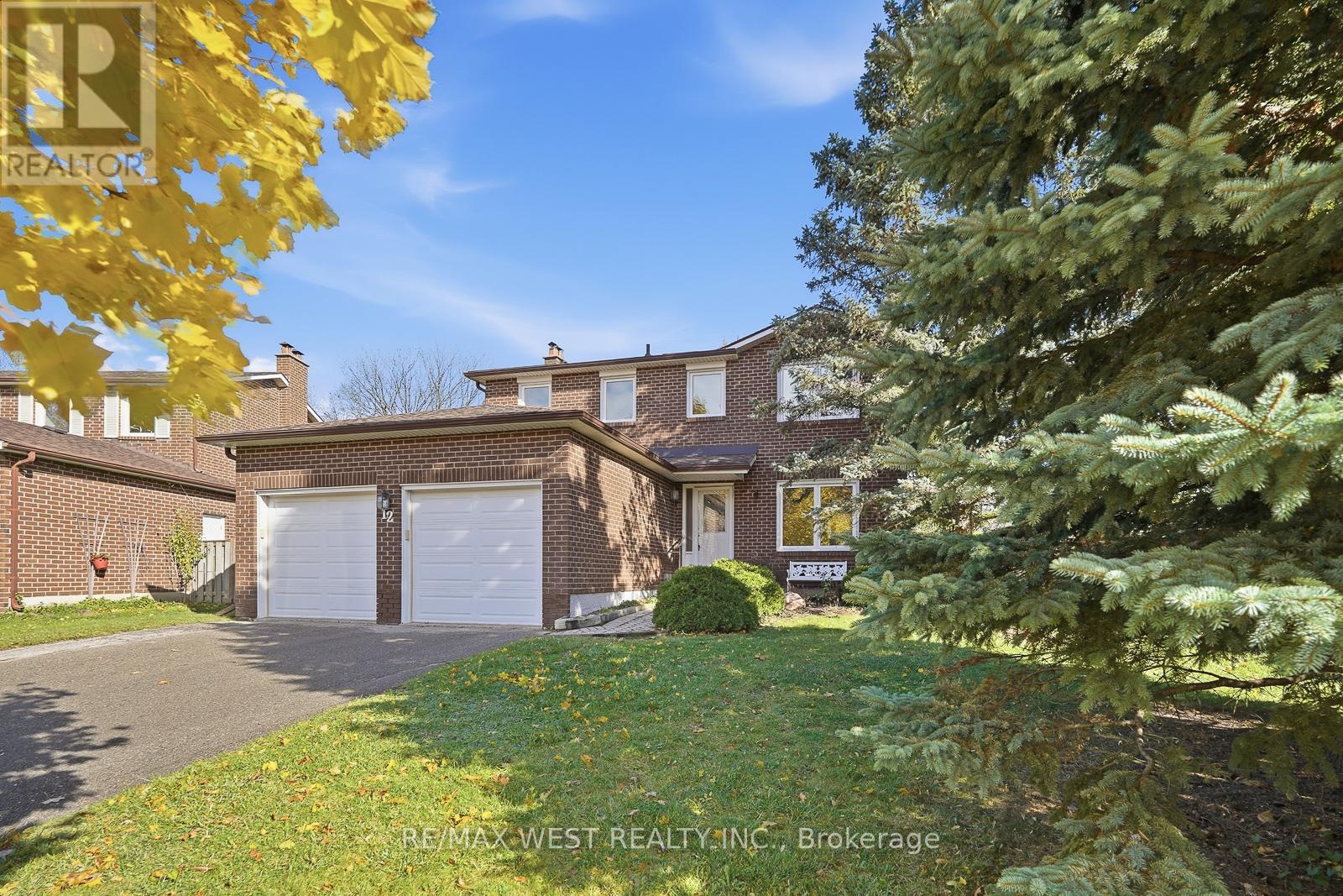 12 Lippincott Court, Richmond Hill, Ontario  L4C 7M5 - Photo 5 - N12527604