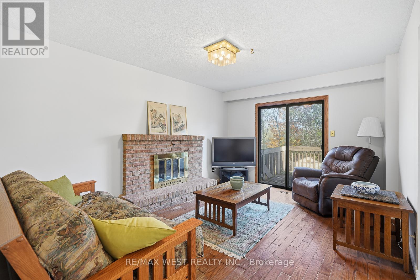 12 Lippincott Court, Richmond Hill, Ontario  L4C 7M5 - Photo 6 - N12527604