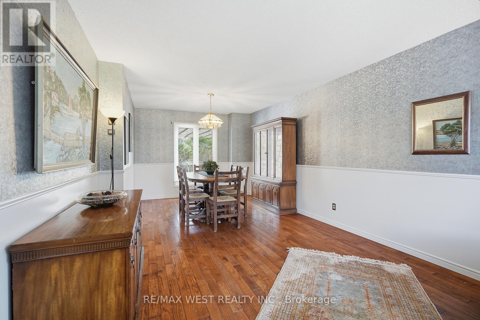 12 Lippincott Court, Richmond Hill, Ontario  L4C 7M5 - Photo 9 - N12527604