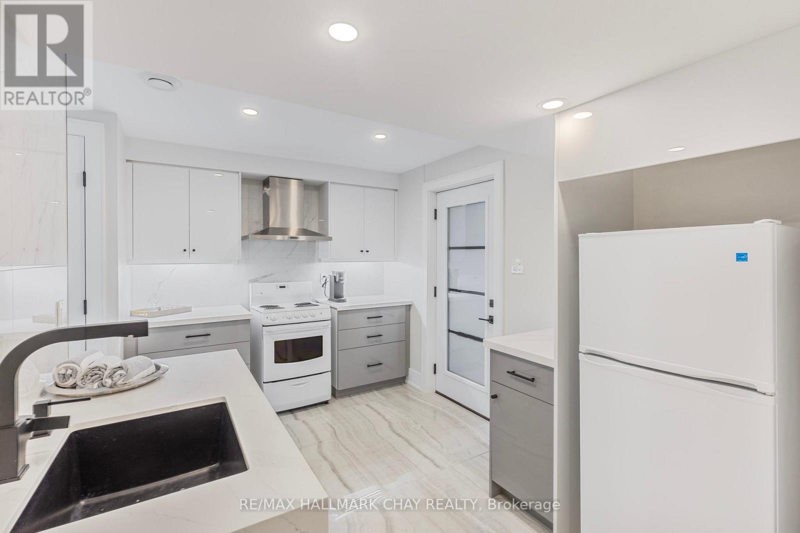 LOWER - 12 TOWER COURT, Bradford West Gwillimbury, Ontario