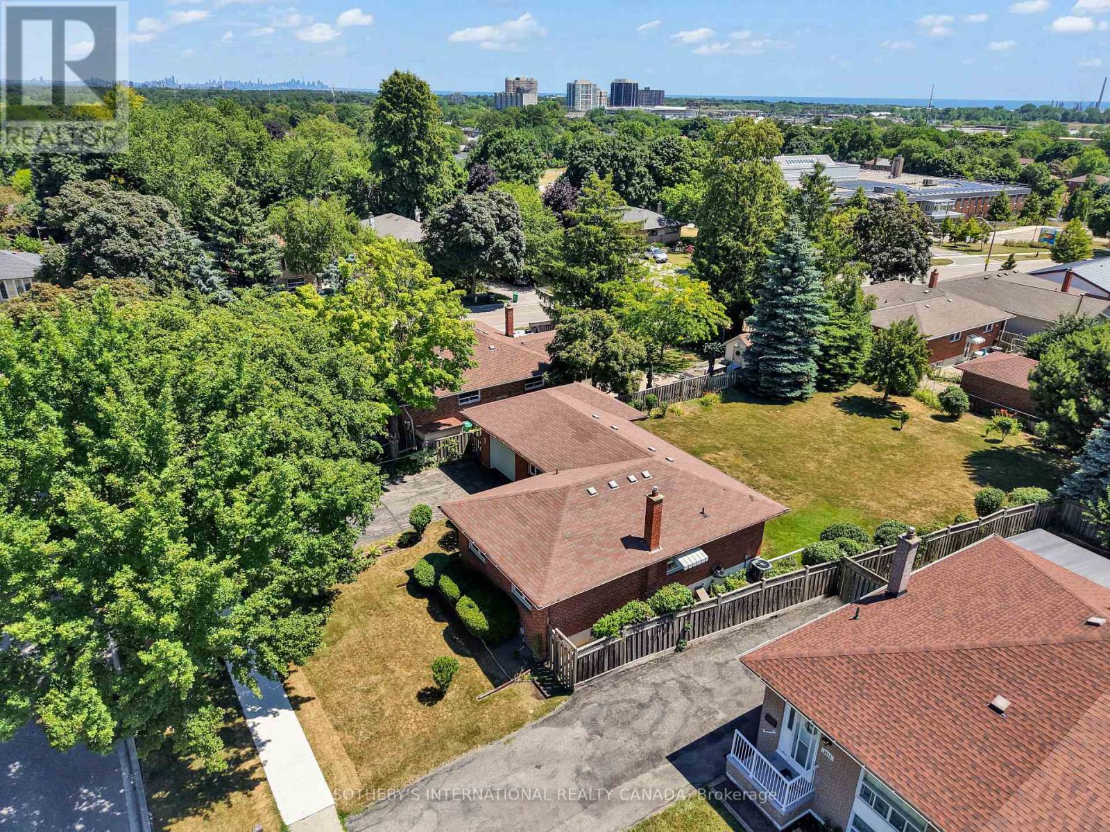 2506 Constable Road, Mississauga, Ontario  L5J 1W1 - Photo 4 - W12527594