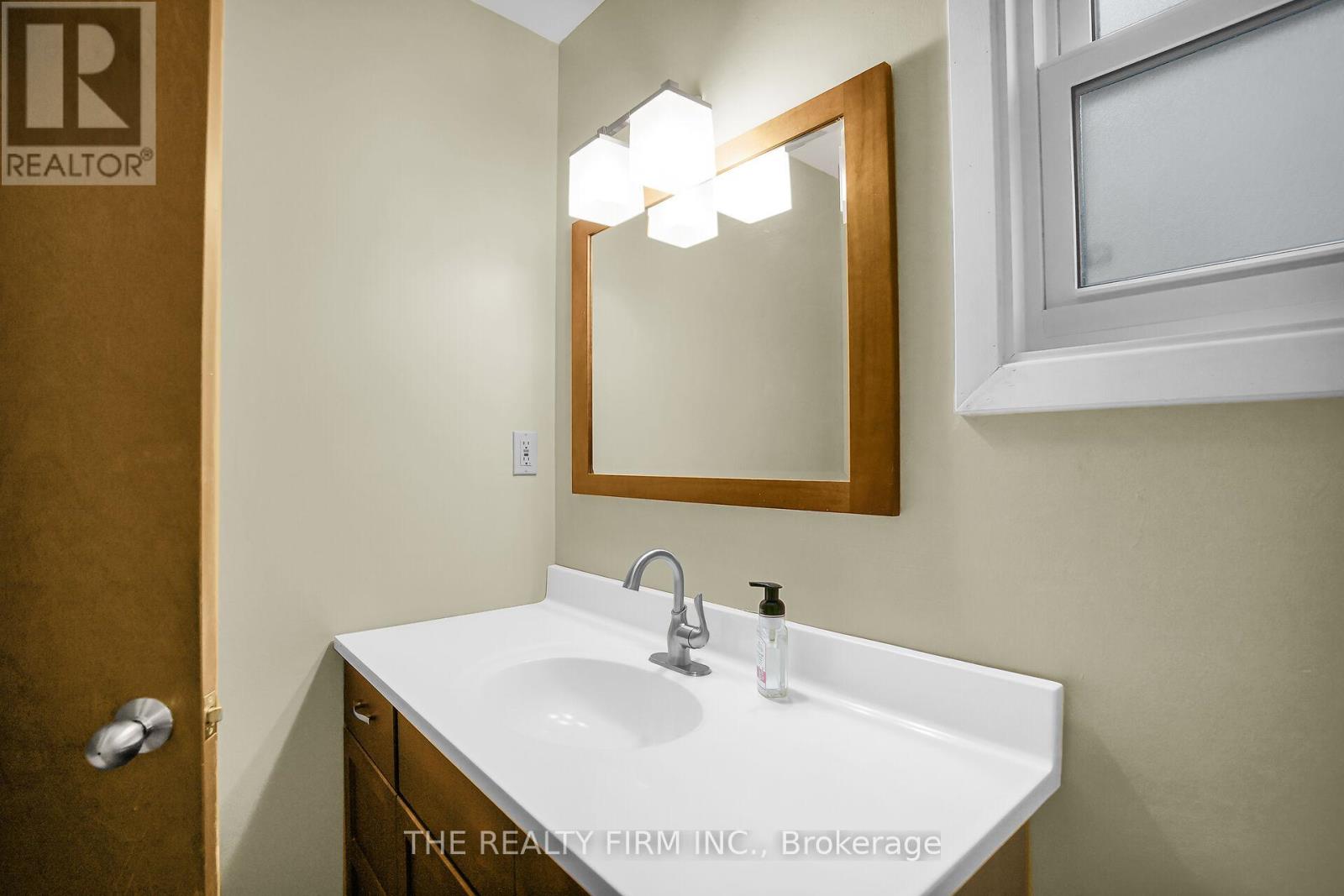 35 Rostherne Crescent, London South, Ontario  N6E 1Y3 - Photo 9 - X12527830