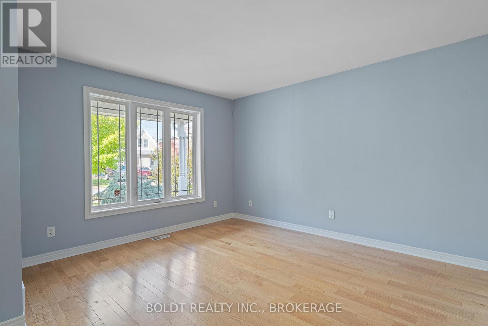 34 Fitzgerald Street E, St. Catharines, Ontario  L2R 0A4 - Photo 10 - X12489150