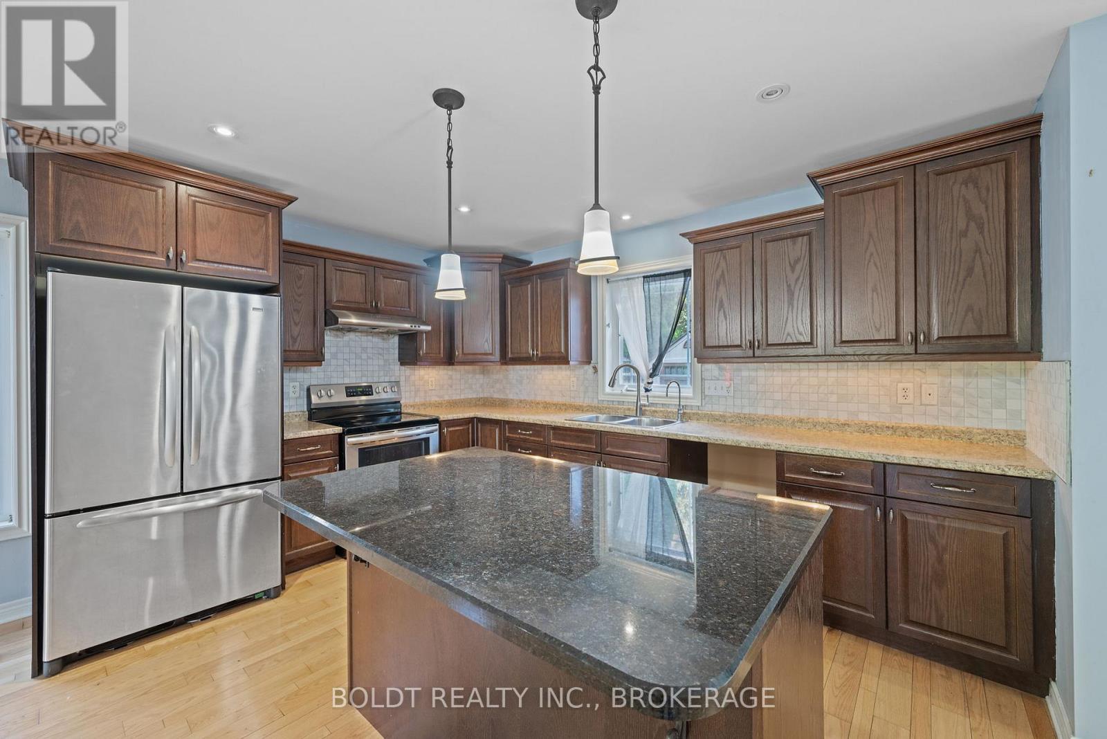 34 Fitzgerald Street E, St. Catharines, Ontario  L2R 0A4 - Photo 12 - X12489150