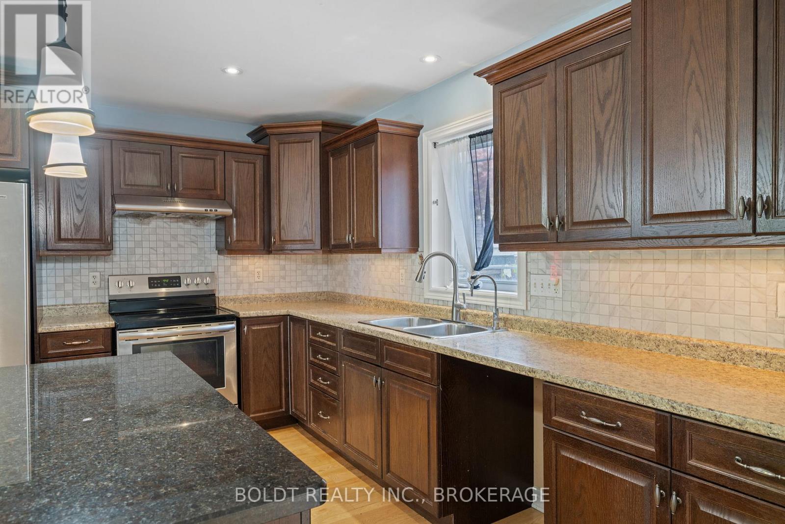 34 Fitzgerald Street E, St. Catharines, Ontario  L2R 0A4 - Photo 14 - X12489150