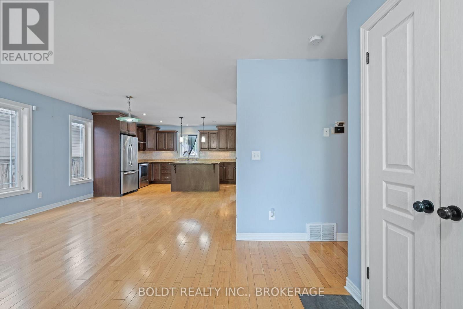 34 Fitzgerald Street E, St. Catharines, Ontario  L2R 0A4 - Photo 6 - X12489150