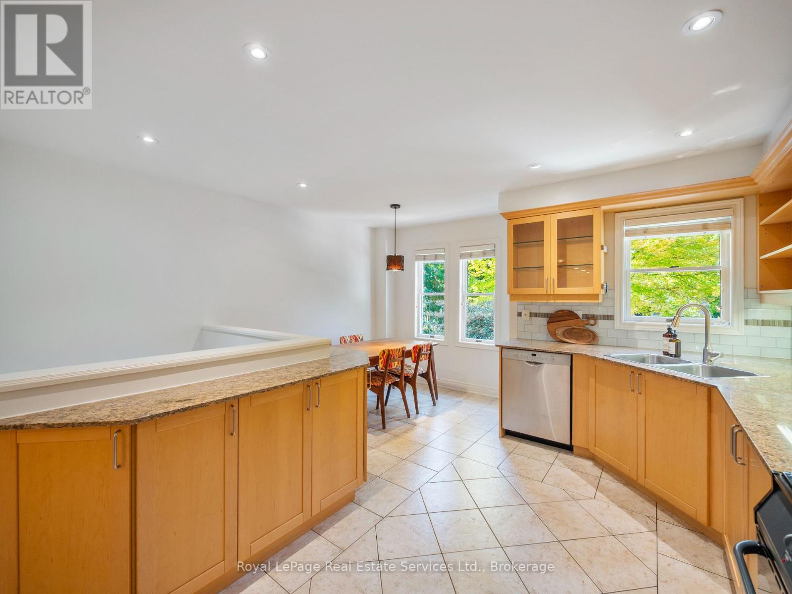 81 Brant Street, Oakville, Ontario  L6K 2Z5 - Photo 17 - W12527804