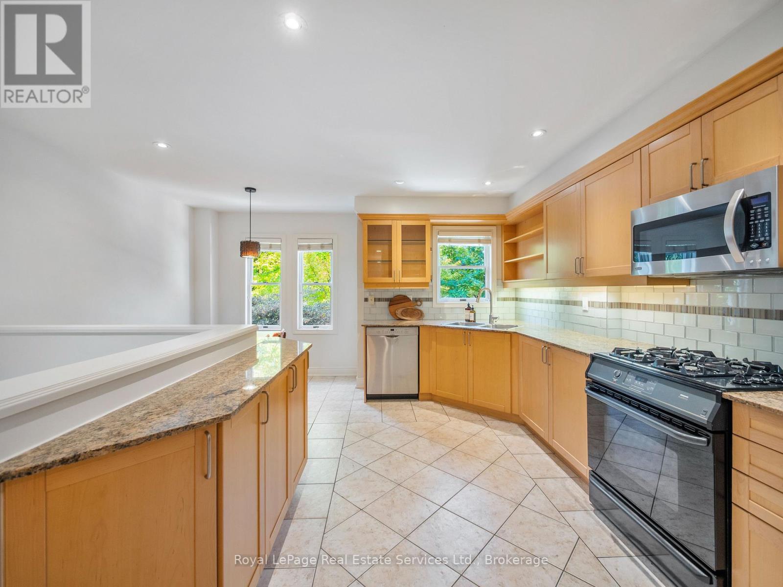 81 Brant Street, Oakville, Ontario  L6K 2Z5 - Photo 13 - W12527880