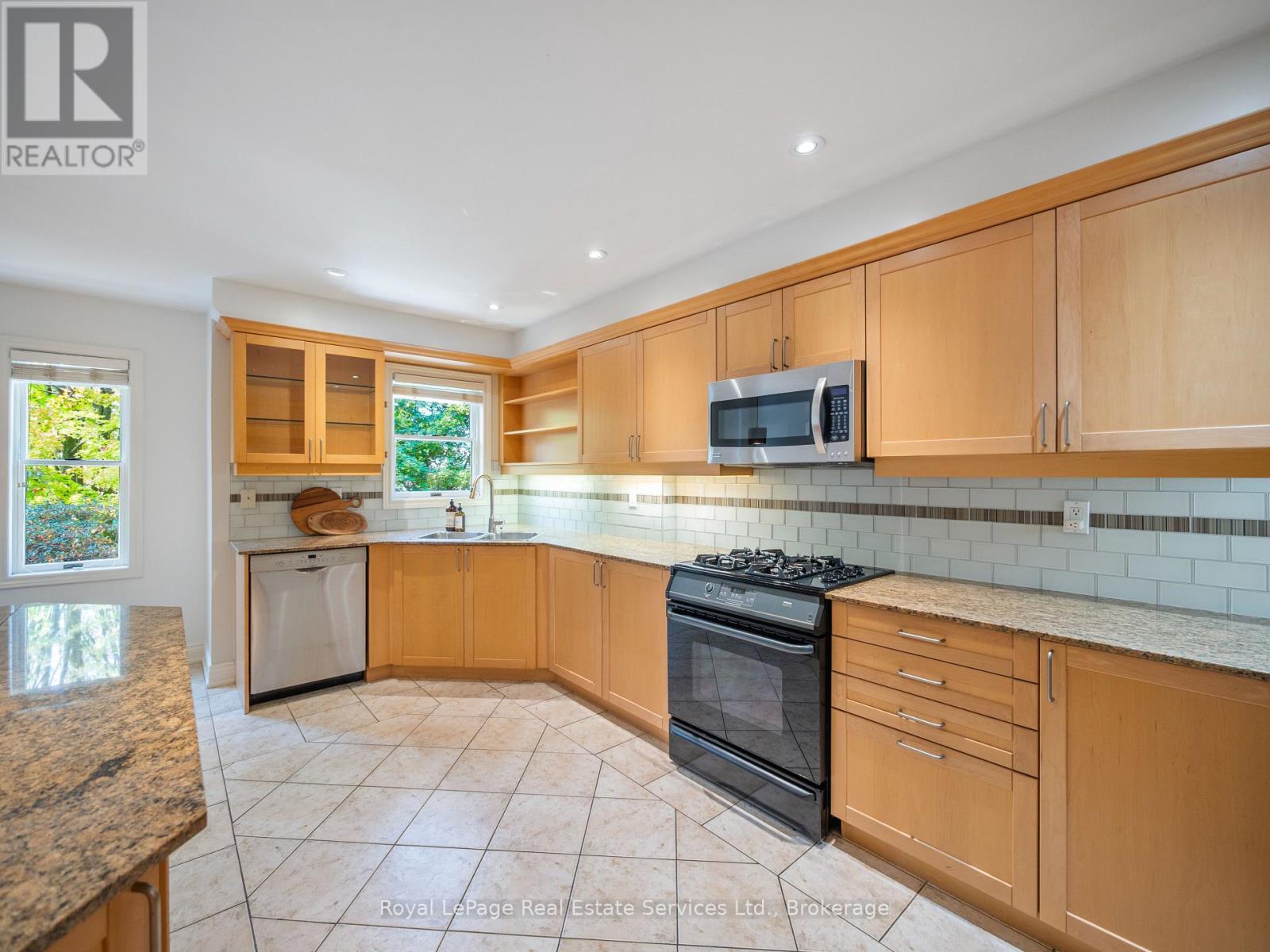 81 Brant Street, Oakville, Ontario  L6K 2Z5 - Photo 14 - W12527880