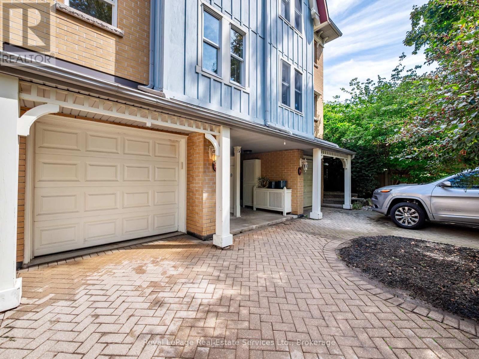 81 Brant Street, Oakville, Ontario  L6K 2Z5 - Photo 3 - W12527880