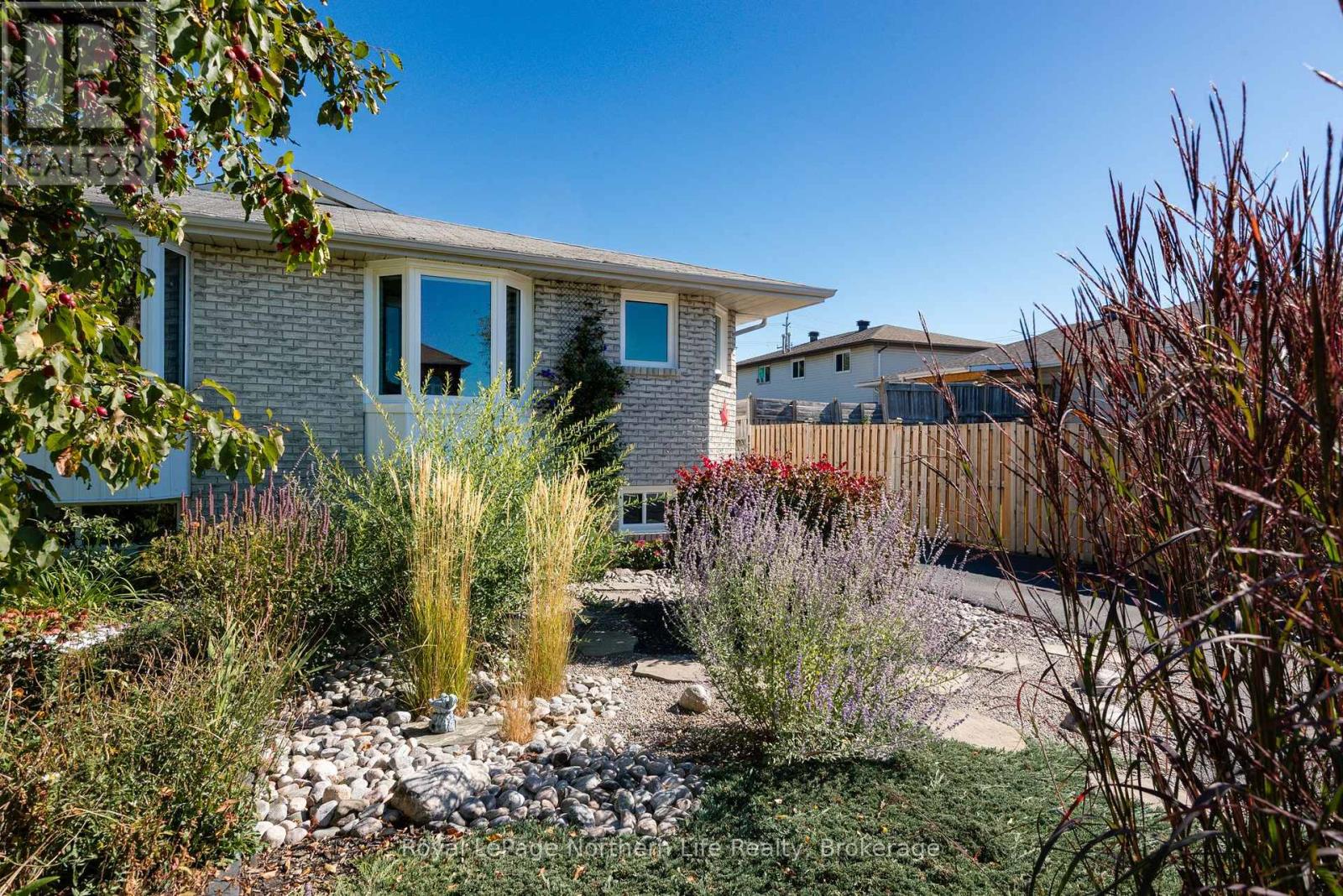 42 Balmoral Crescent, North Bay, Ontario  P1A 4H5 - Photo 2 - X12527974