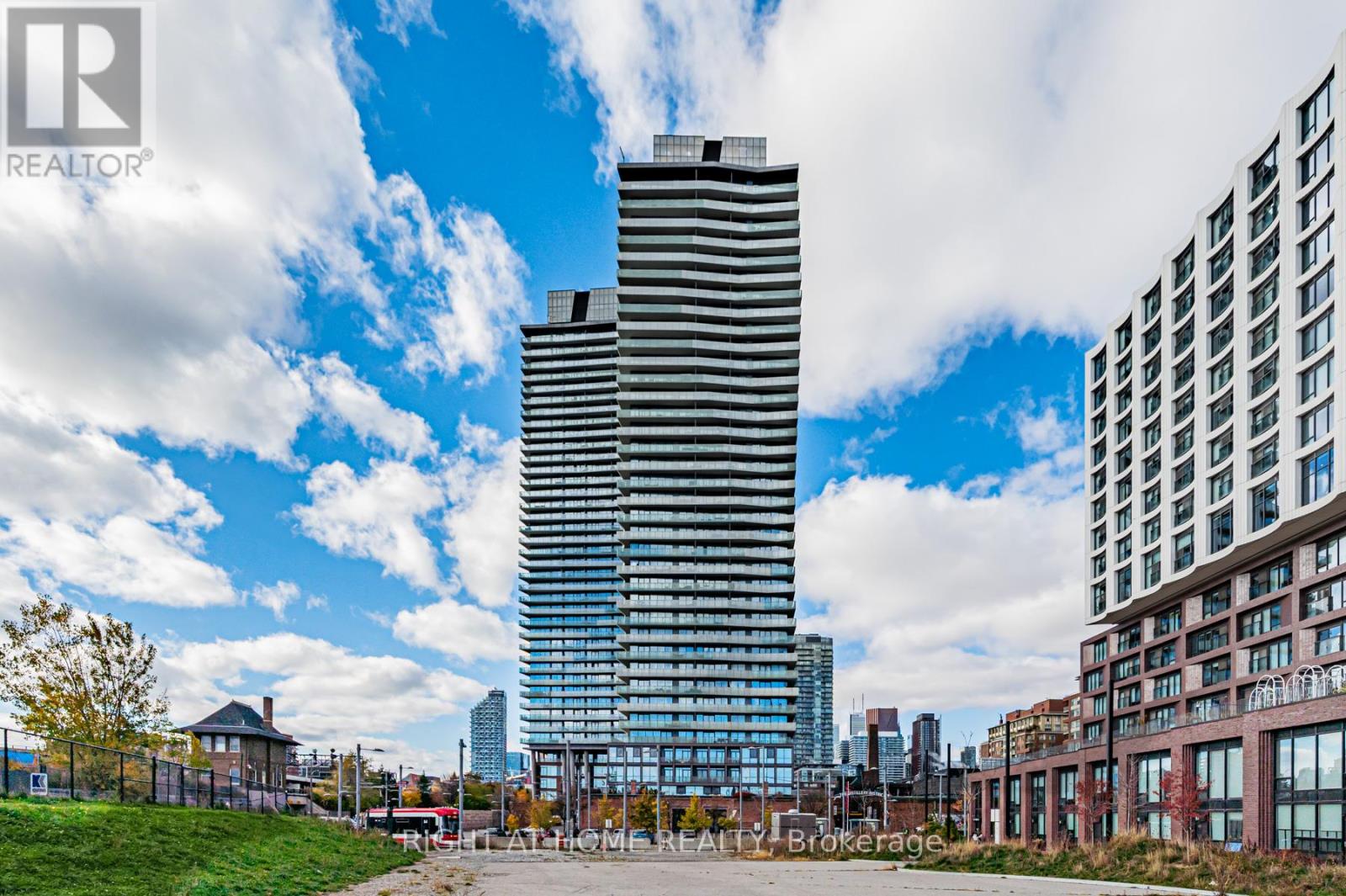 2404 - 390 CHERRY STREET, Toronto, Ontario