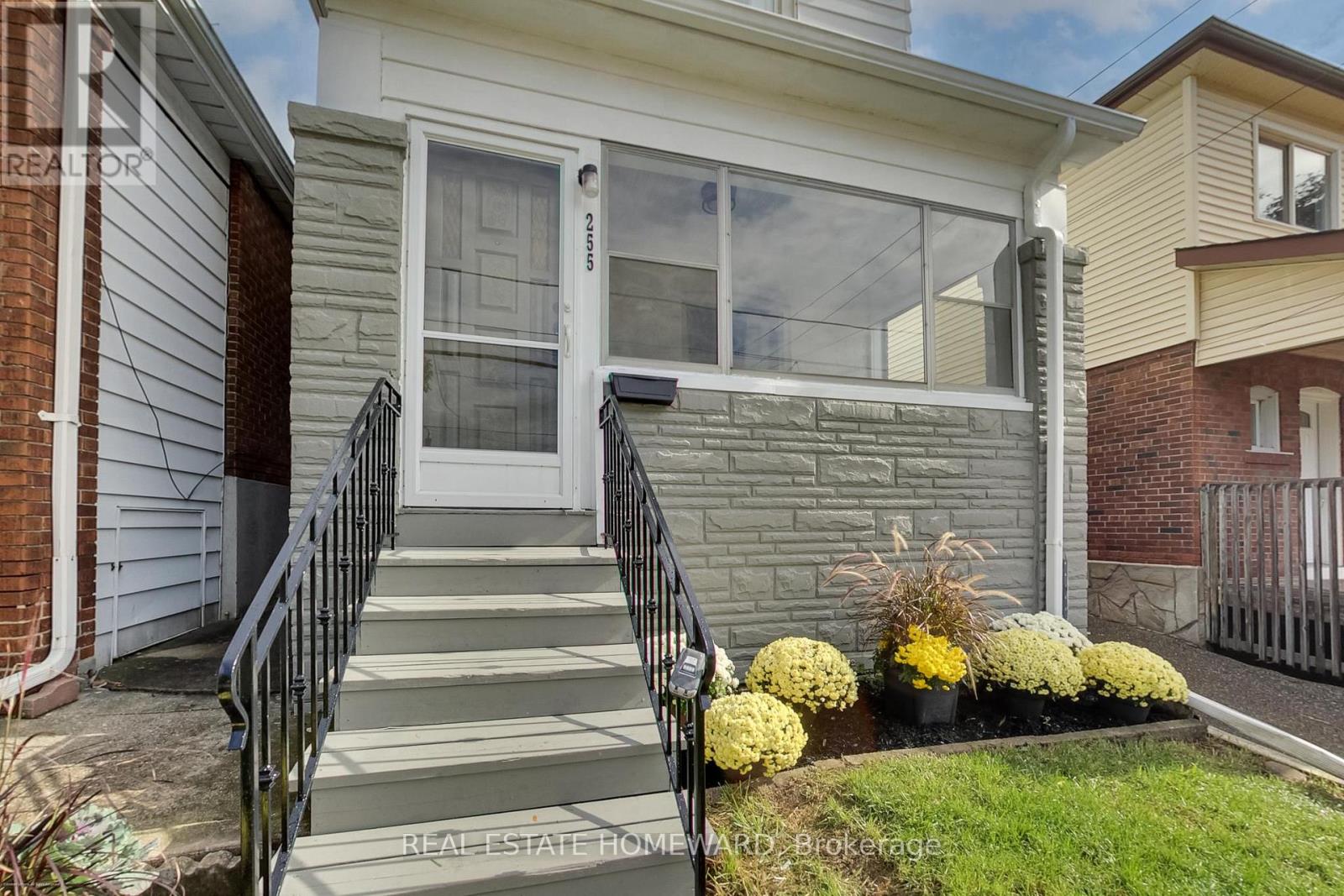 255 Westlake Avenue, Toronto, Ontario  M4C 4T3 - Photo 3 - E12527992