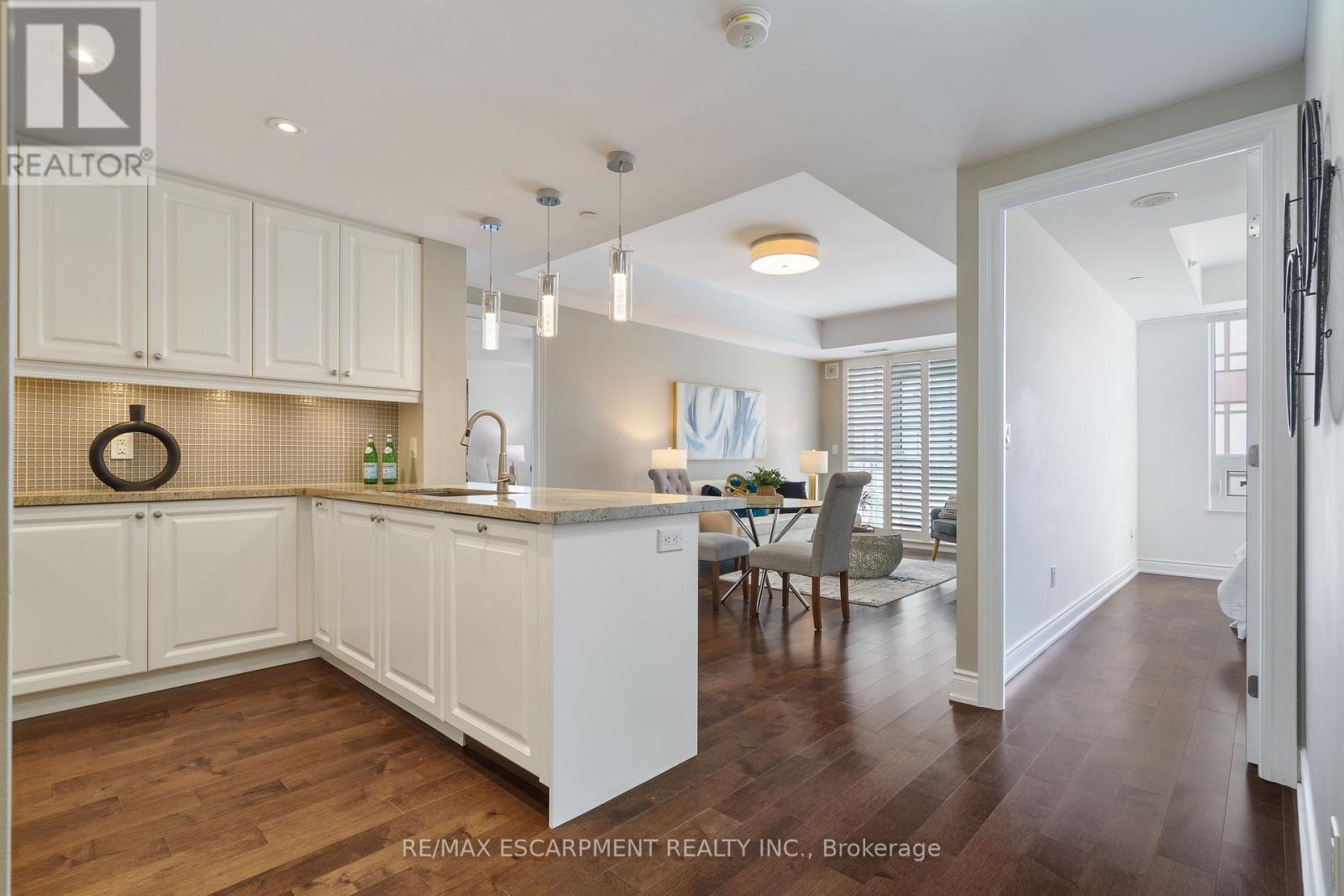 307 - 3500 Lakeshore Road W, Oakville, Ontario  L6L 0B5 - Photo 2 - W12521326