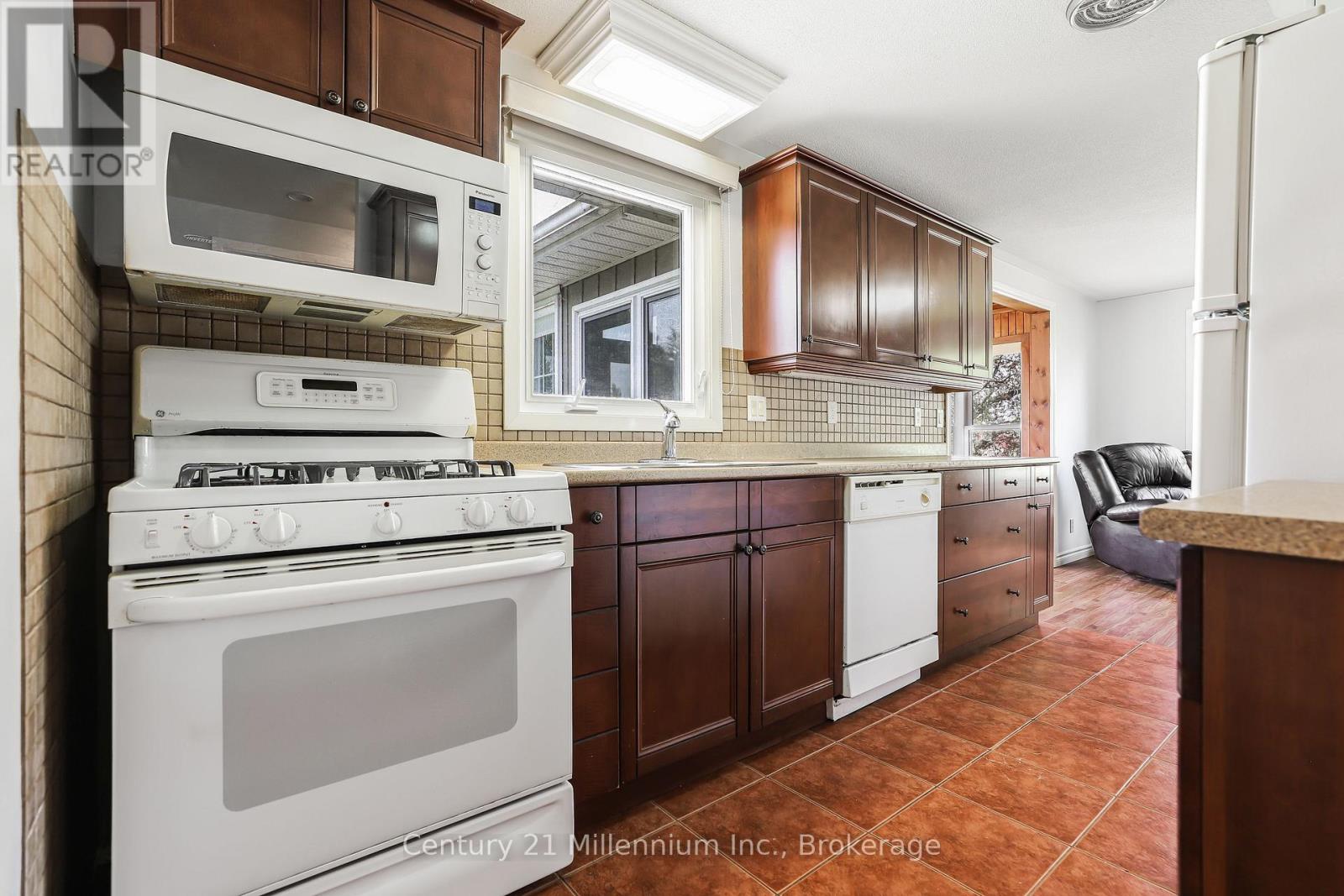 72234 Lakeshore Drive, Bluewater, Ontario  N0M 1N0 - Photo 8 - X12528148