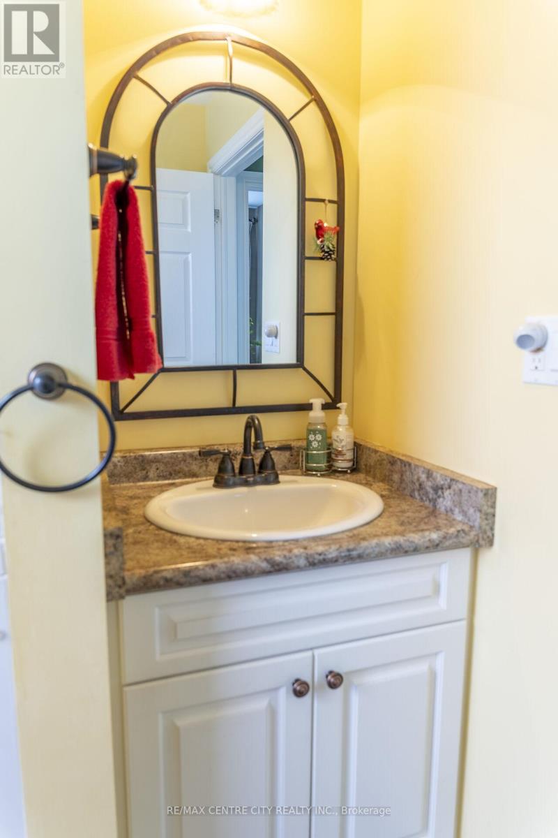 15859 Talbot Trail, Chatham-Kent, Ontario  N0L 1X0 - Photo 21 - X12528128