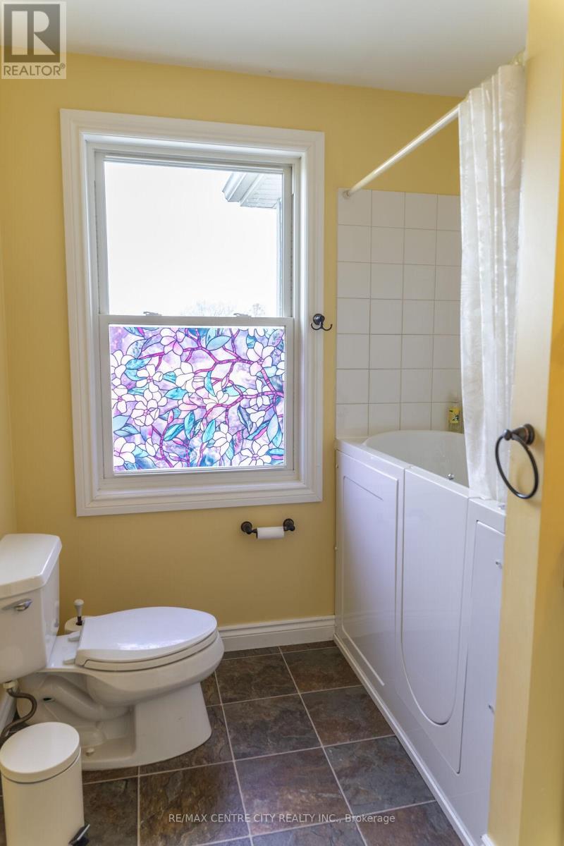 15859 Talbot Trail, Chatham-Kent, Ontario  N0L 1X0 - Photo 33 - X12528136