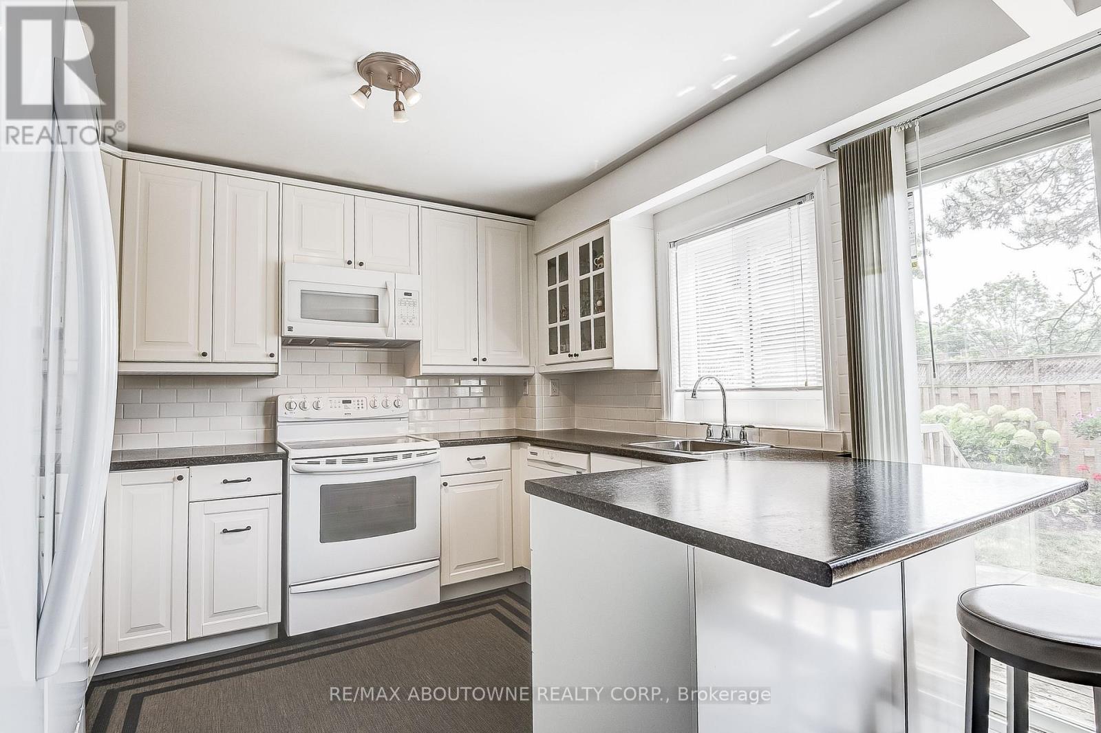 69 - 235 Bronte Street S, Milton, Ontario  L9T 3V8 - Photo 3 - W12527864